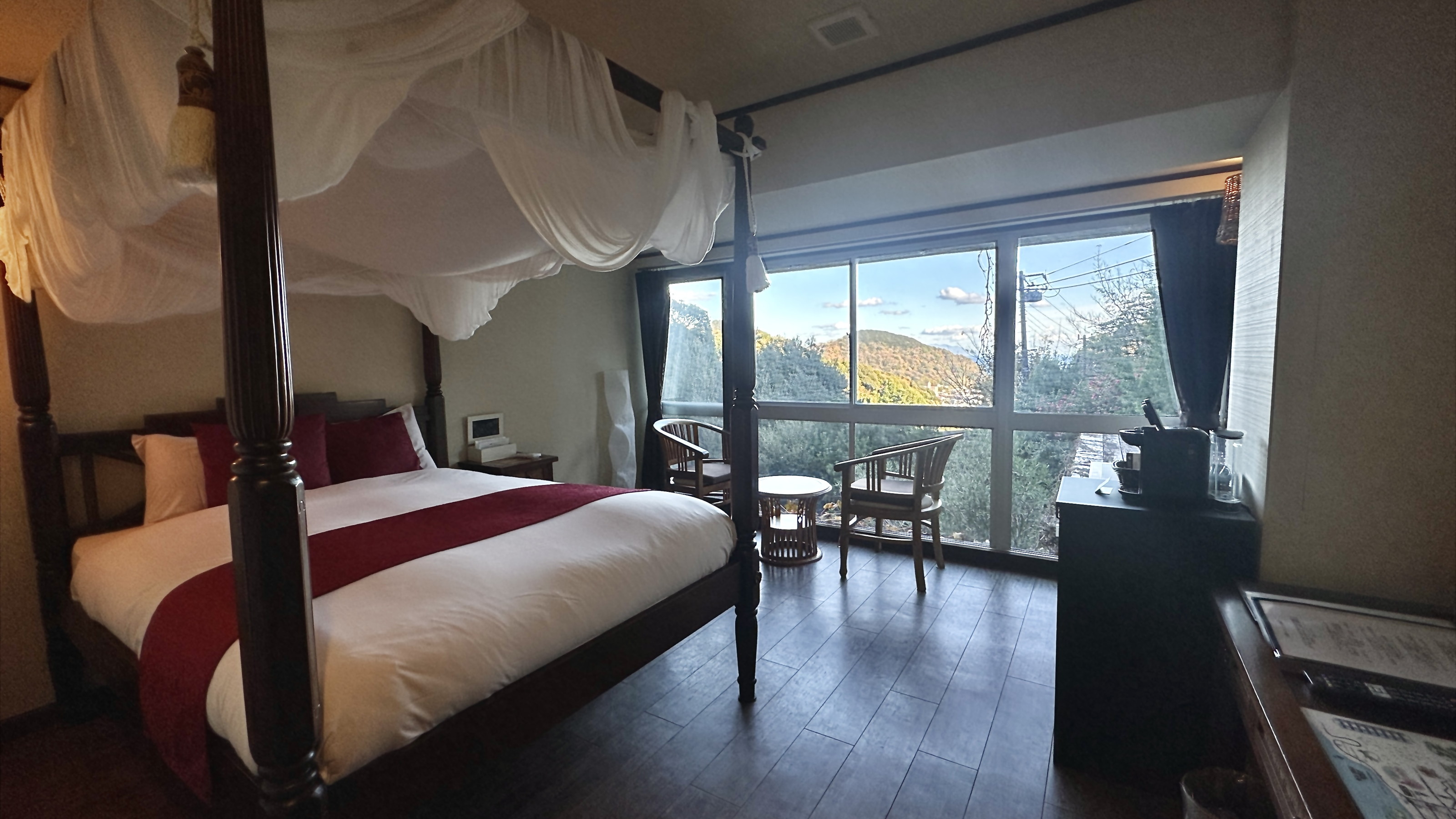 【天蓋付ダブルベッド】本館洋室／28平米◆南国リゾート風◆禁煙