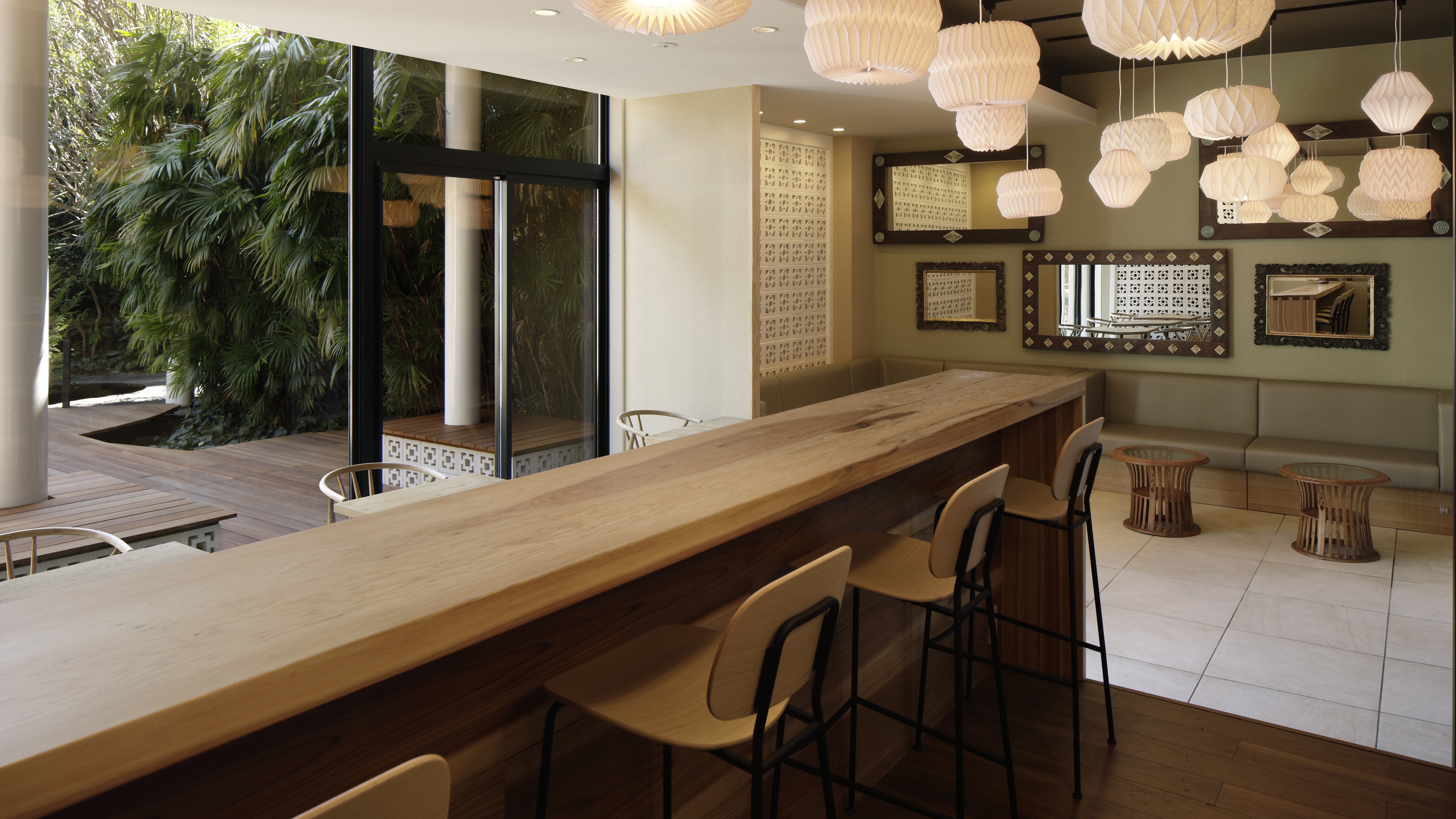 【カフェラウンジ】無料のドリンクを提供しています