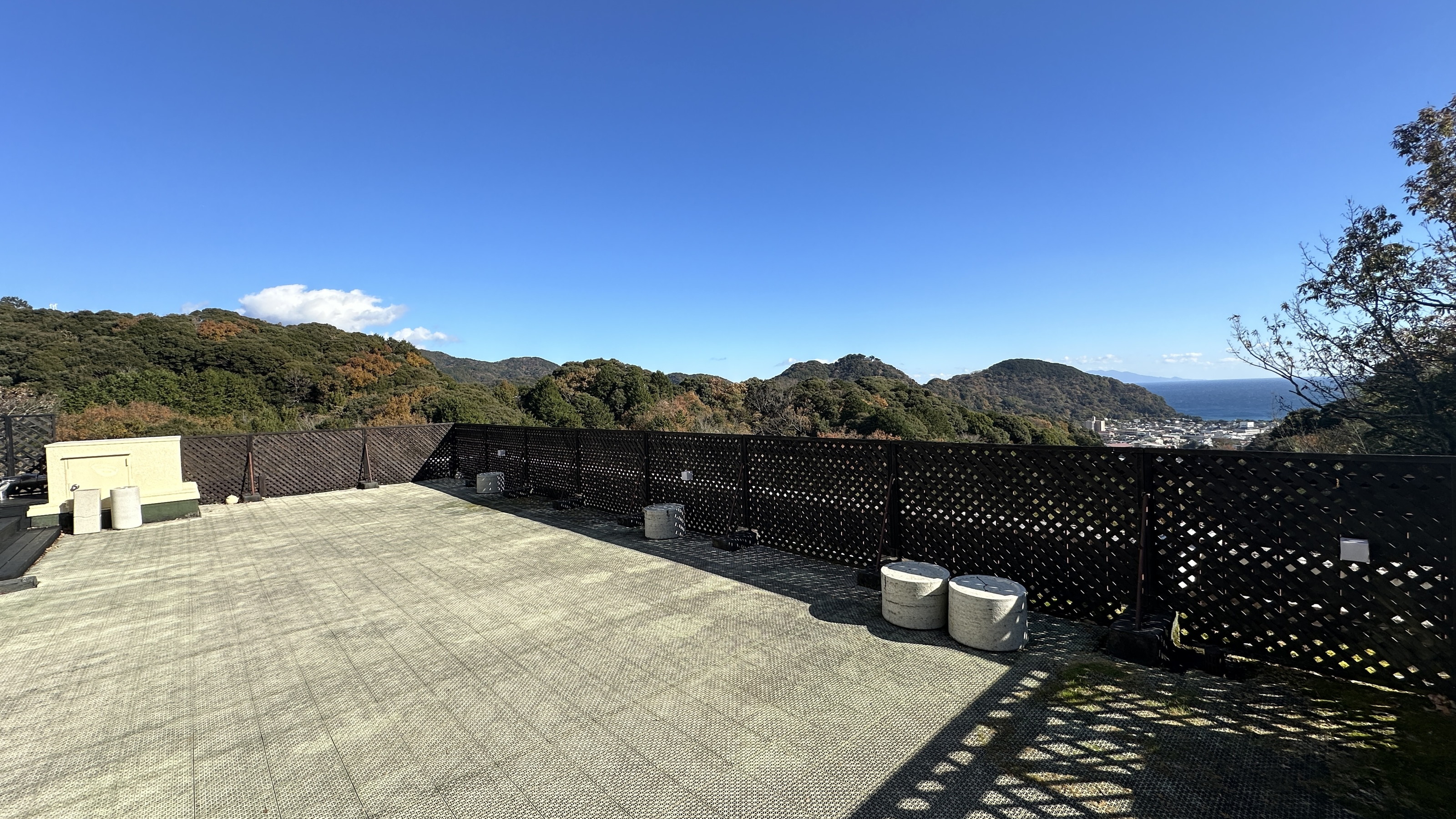 【屋上ドッグラン（本館施設）】天気が良いととても眺めが良いです