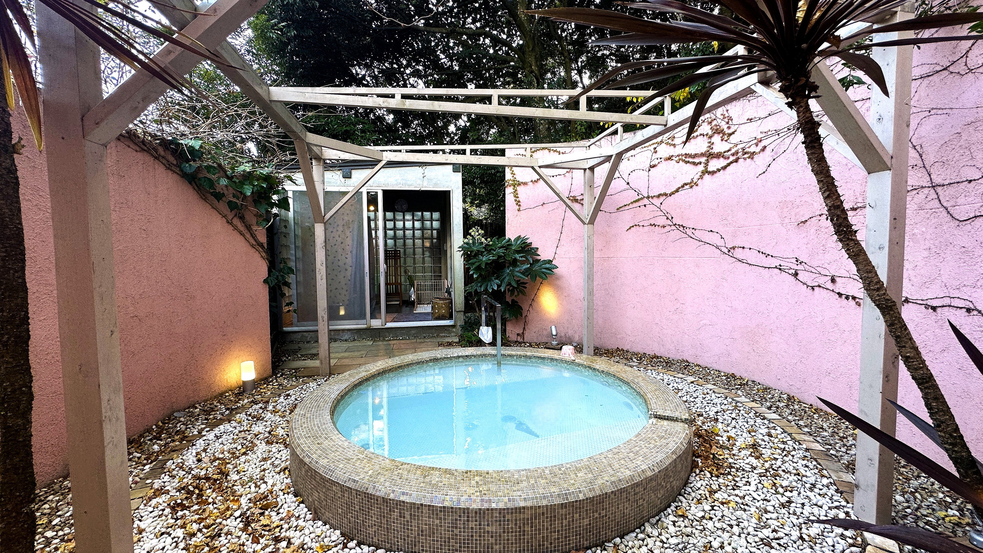 【貸切温泉】ガーデンスパ「湯空-YUSORA-」◆わんちゃんが待てるケージのご用意あり