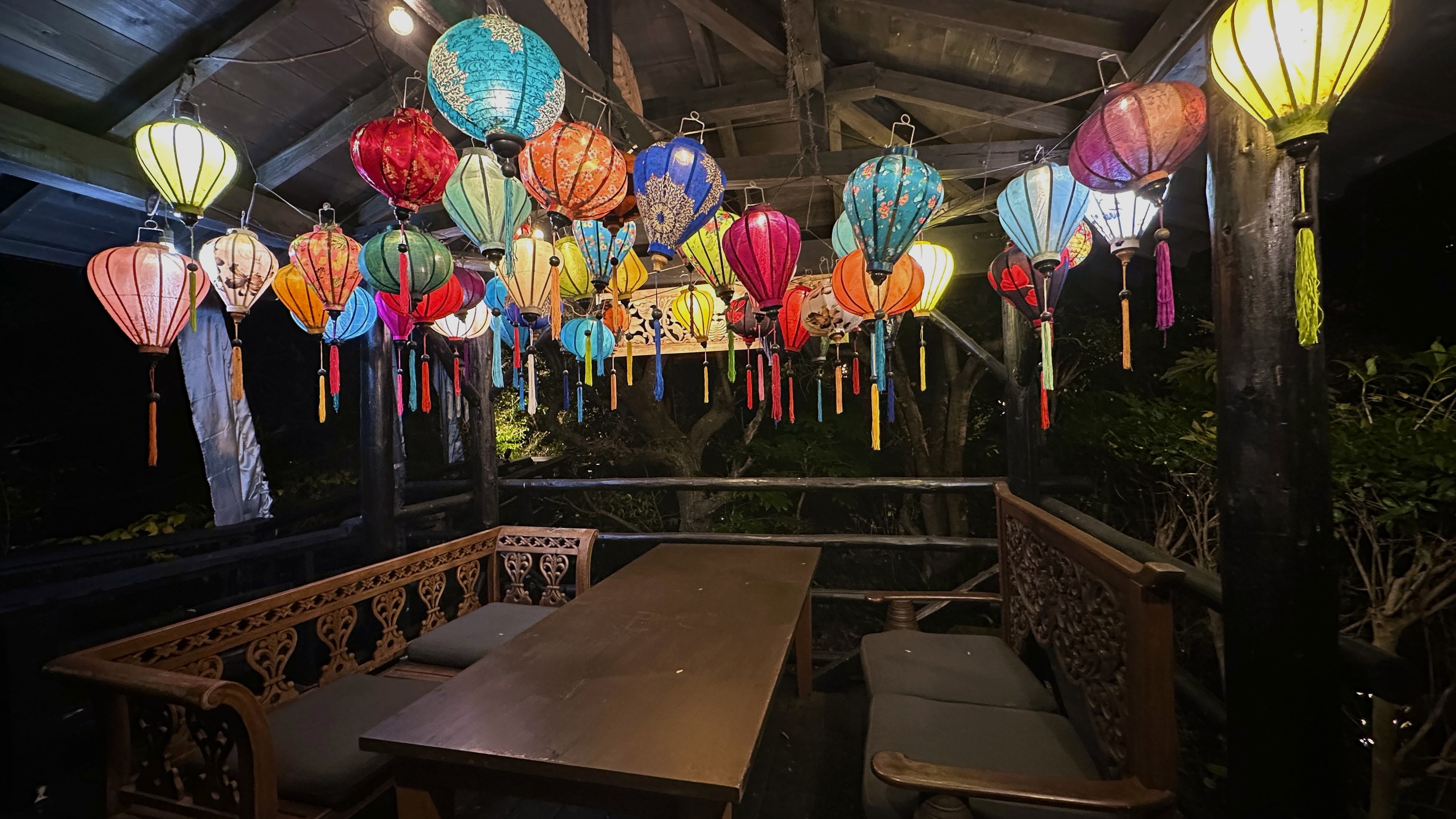 中庭にはランタンの飾られた休憩スペースがございます