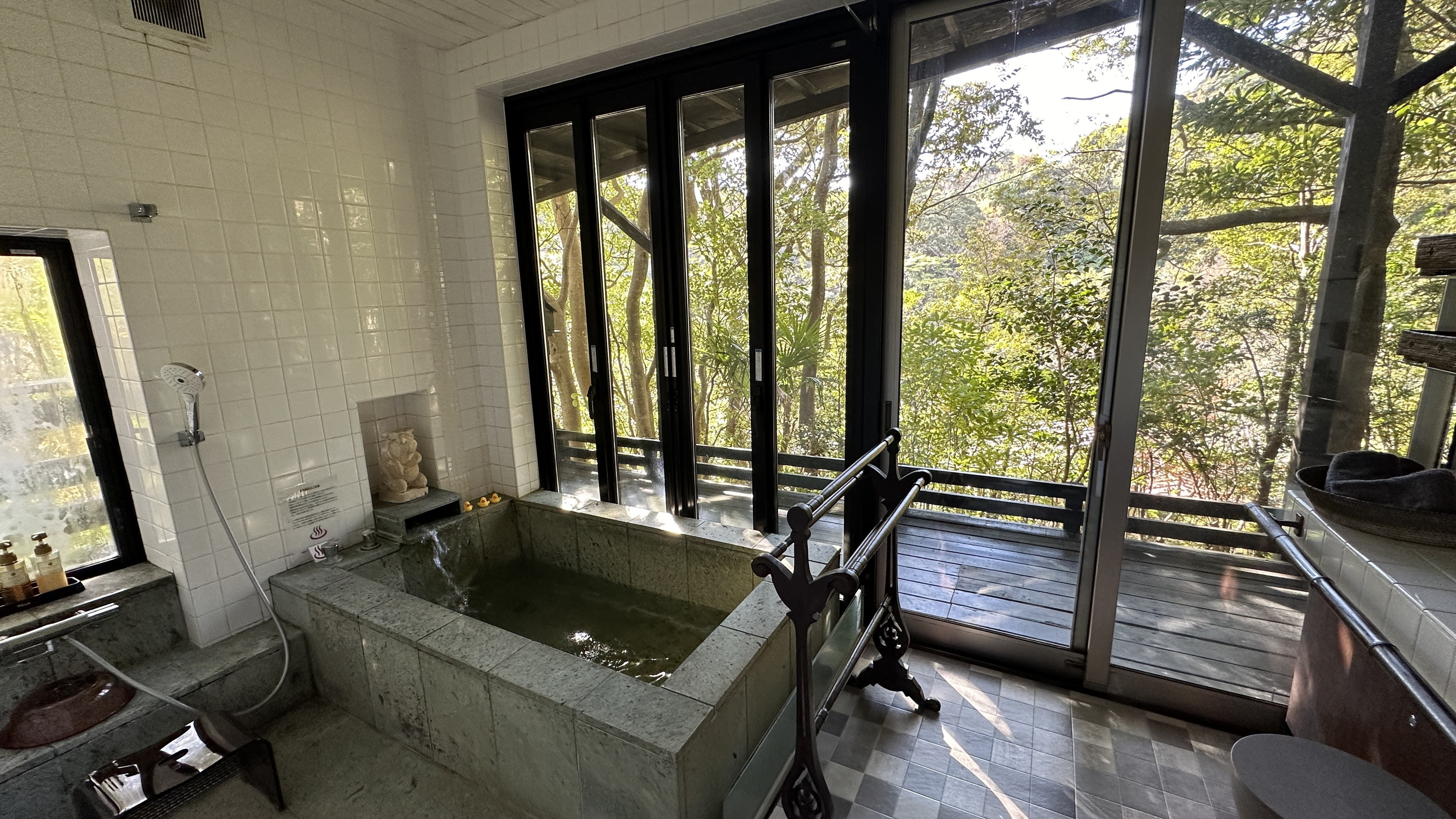 【離れ家リスの庭】一棟貸／56平米◆半露天風呂付の南国ヴィラ