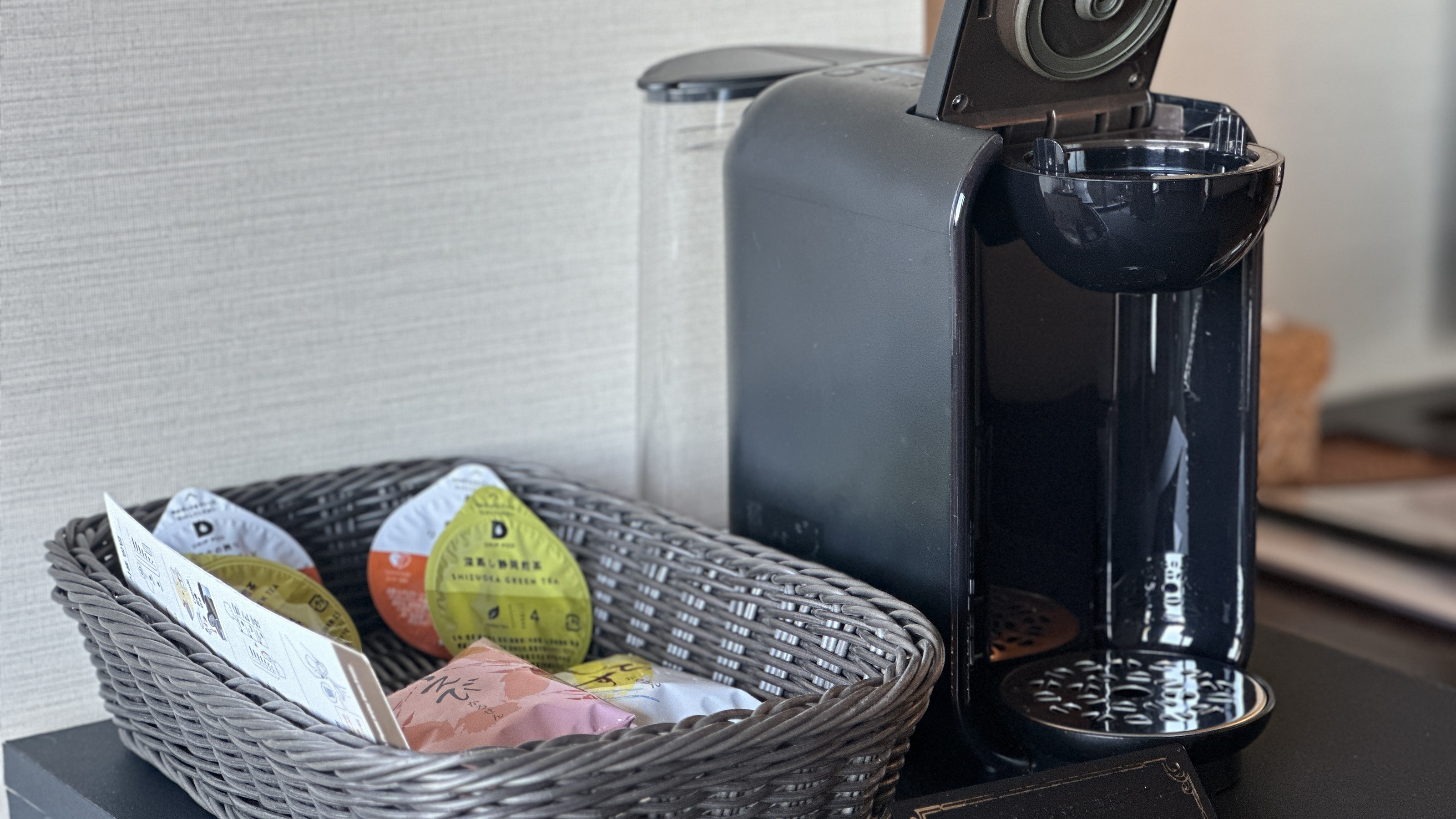 全部屋にコーヒーメーカーをご用意しております。お茶も淹れたてをお召し上がりいただけます。