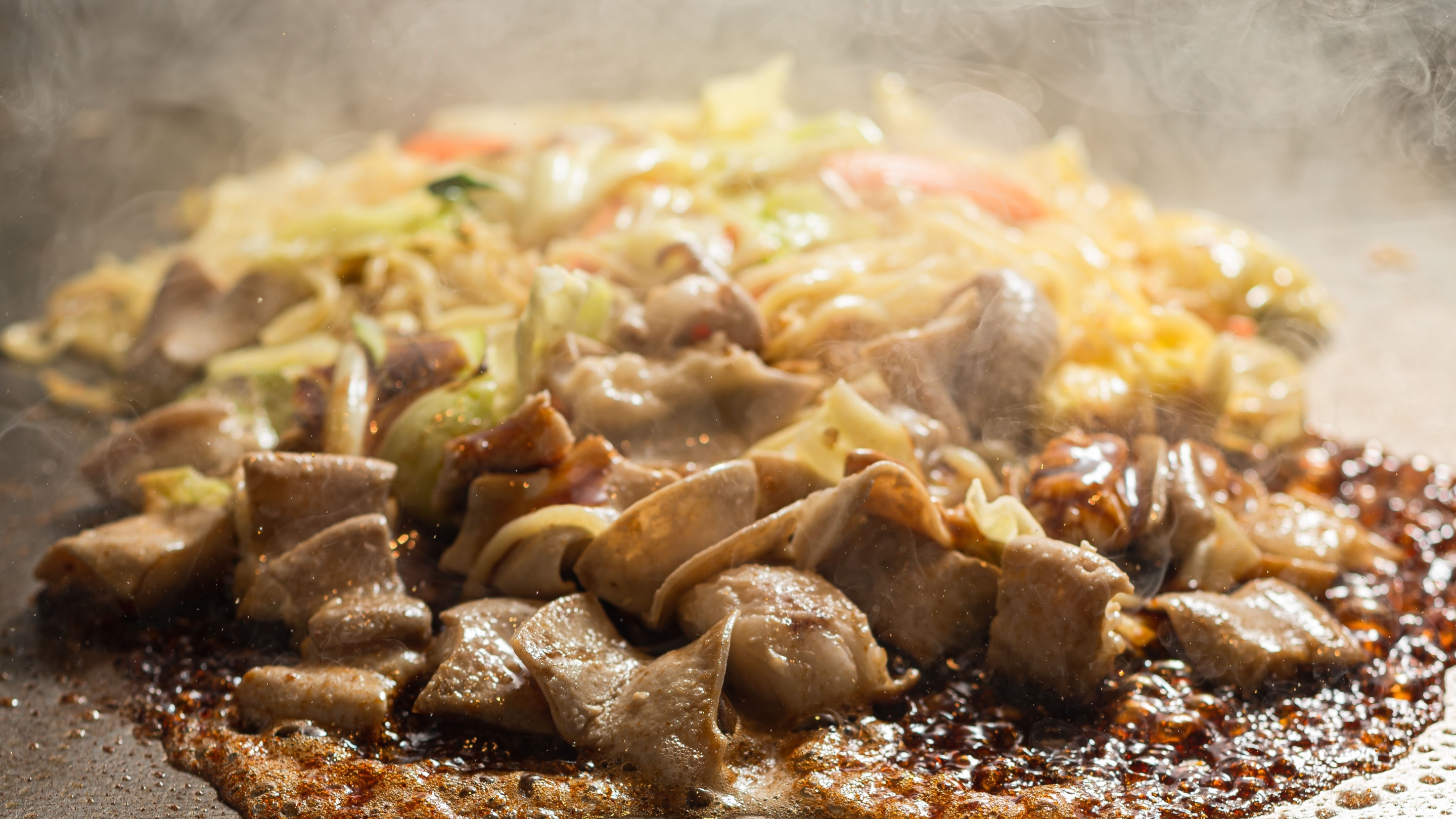 ホルモン焼きうどん（ご当地グルメ）　※イメージ