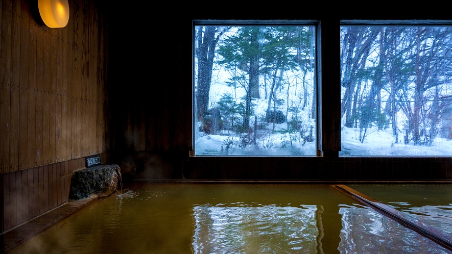 【大浴場】しんしんと降る雪景色を眺めながら、源泉掛け流しの名湯に芯から癒される贅沢