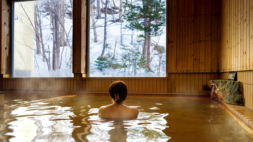 【大浴場】しんしんと降る雪景色を眺めながら、源泉掛け流しの名湯に芯から癒される贅沢