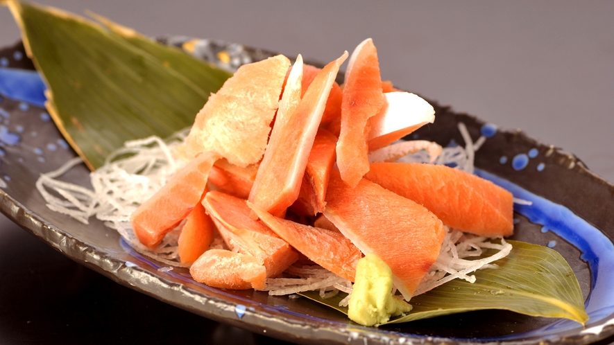 【鮭児のルイベ】北海道の郷土料理であるルイベ。凍らすことによって鮭の風味が増し、旨味が広がります。