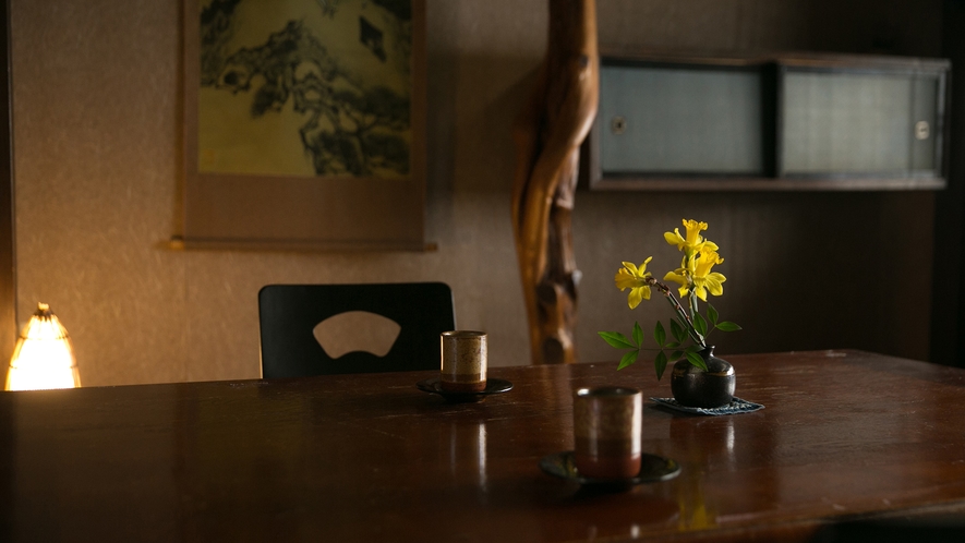 【お部屋】お部屋では季節の花がお出迎え。日常から少し離れて、優しく流れる時間をお楽しみください。