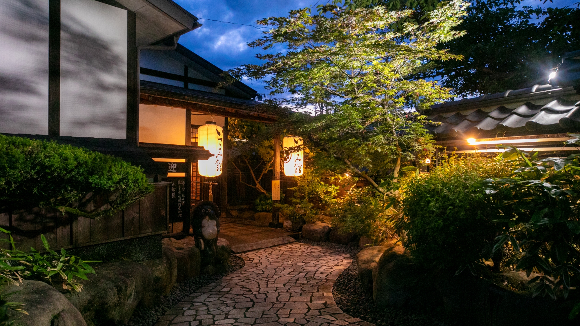 【外観】那珂川沿いに佇む静かな宿「いさみ館」。「ふるさと」を感じさせる空間がお待ちしています。