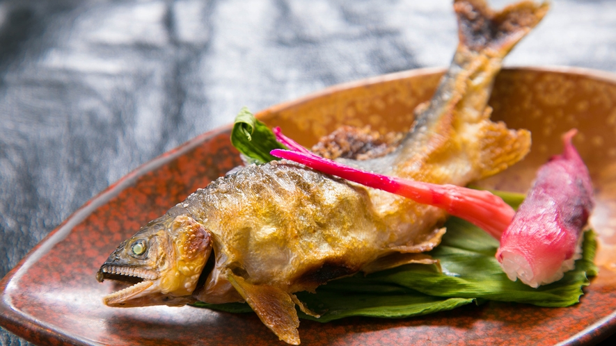 夏にかけて味わえる若鮎は特に香り高いとされています。