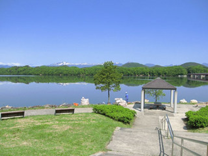 御所湖から望む秋田駒ケ岳