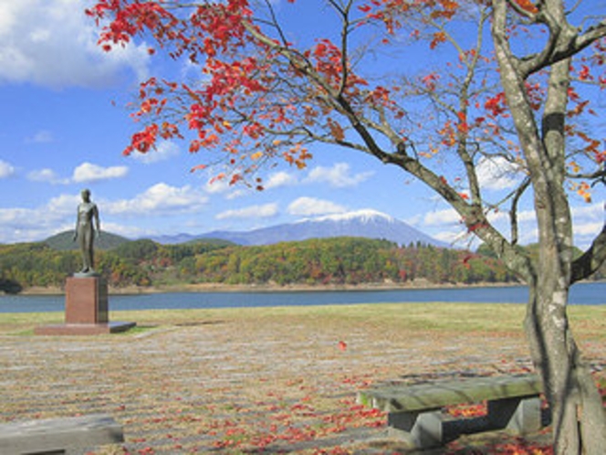 秋の御所湖と岩手山