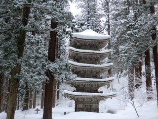 雪の国宝羽黒山五重塔