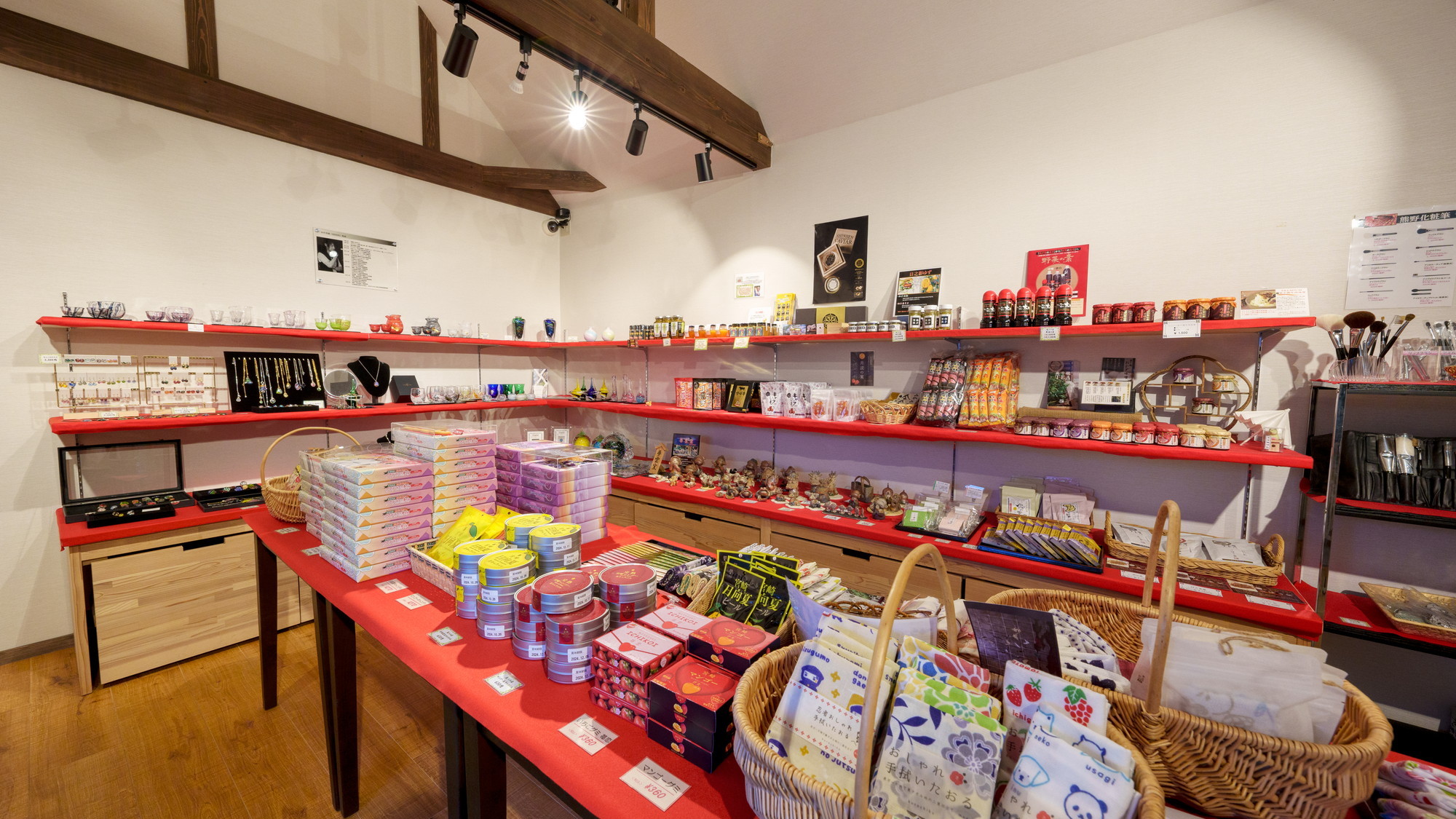 売店では神仙オリジナルグッズ他、各種お土産を取り揃えております