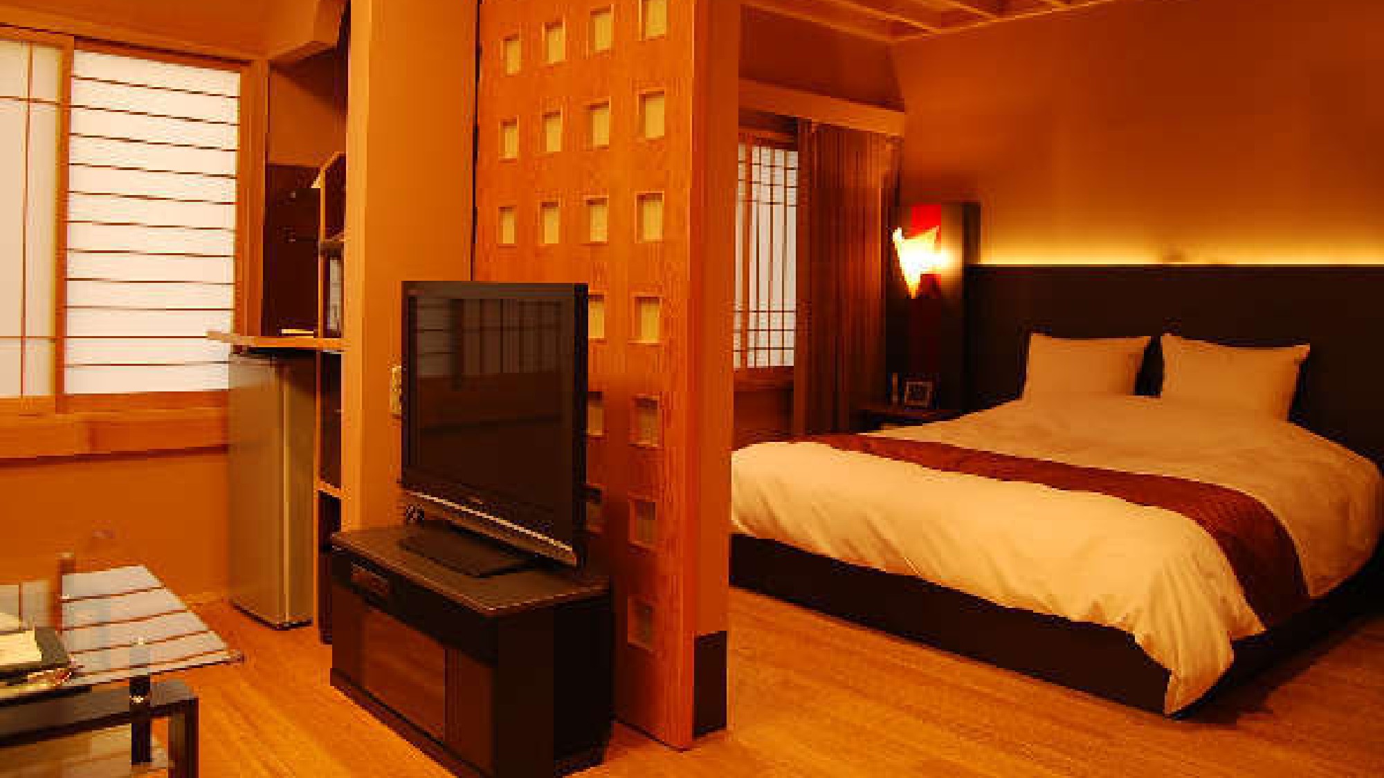 貴賓室「いわと」。ハリウッドダブルベッドのある寝室には専用のテレビも。
