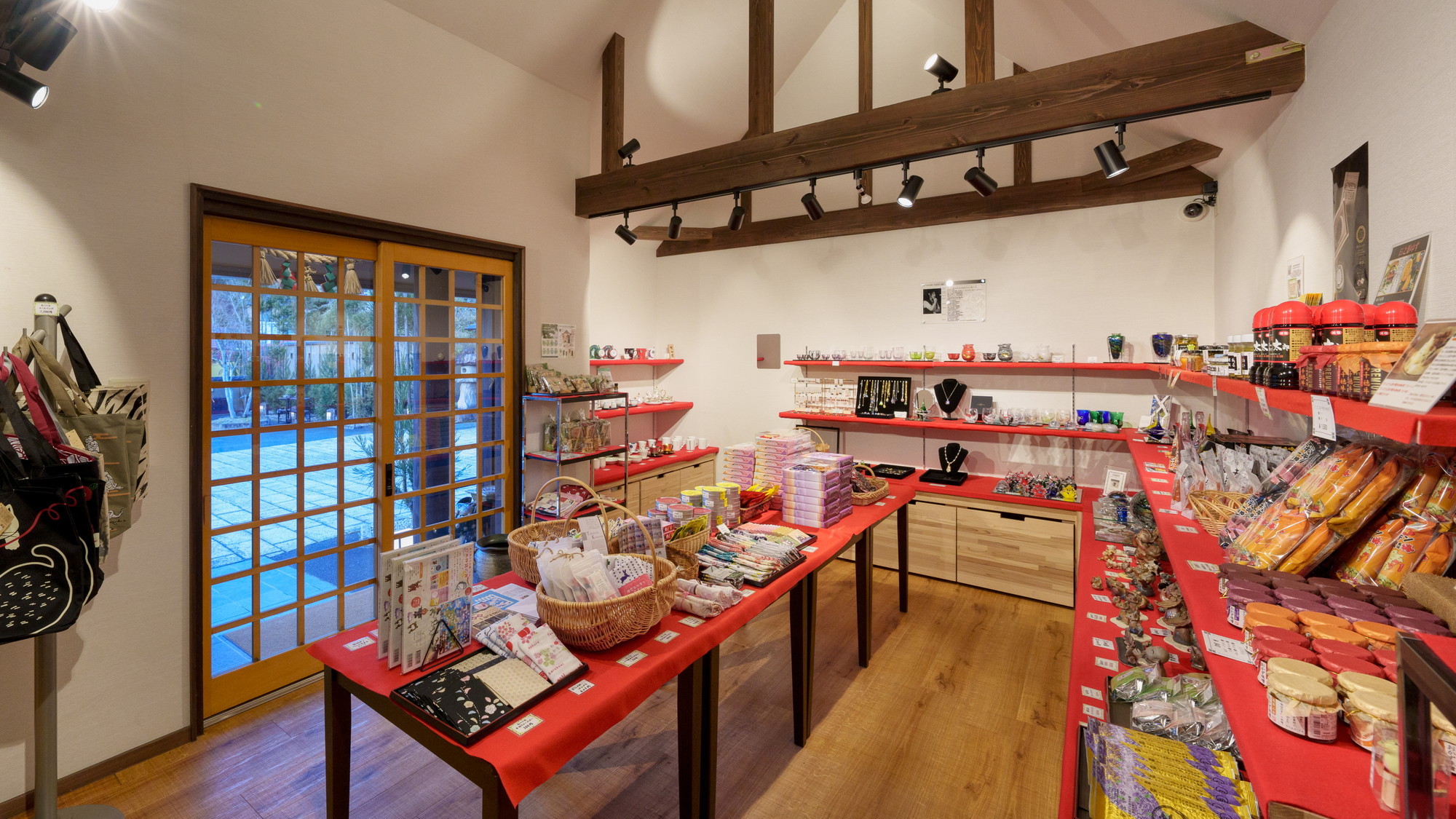 売店では神仙オリジナルグッズ他、各種お土産を取り揃えております