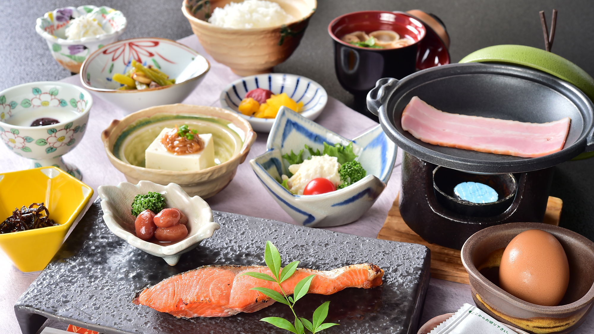 【朝食の一例】和食をご用いたします（写真はイメージ）