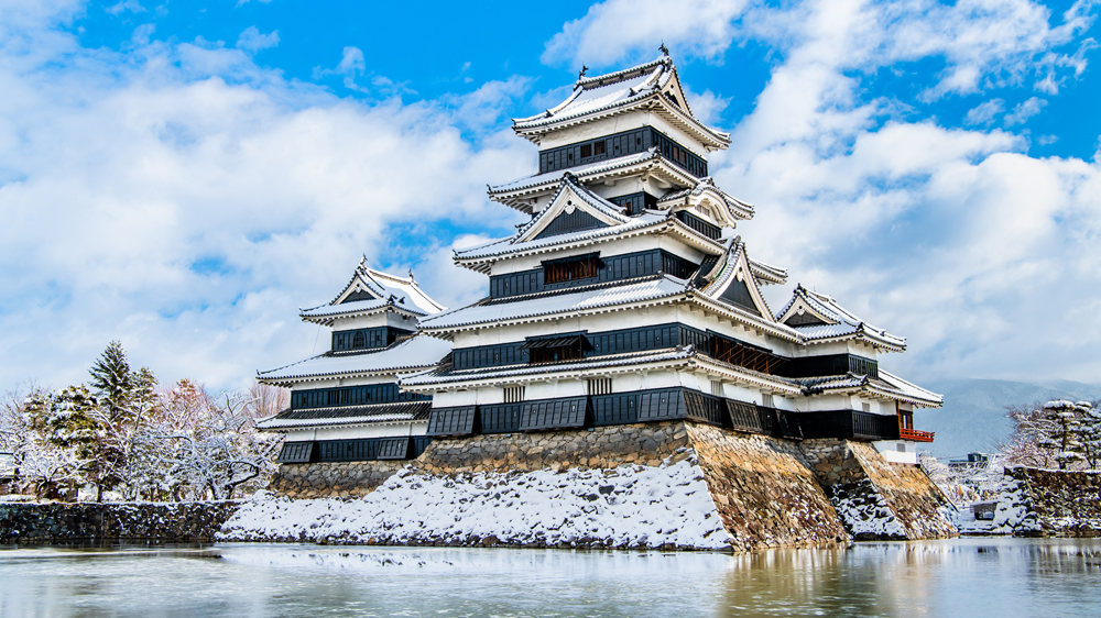 【国宝 松本城】雪景色も美しい（当館から車で約30分）