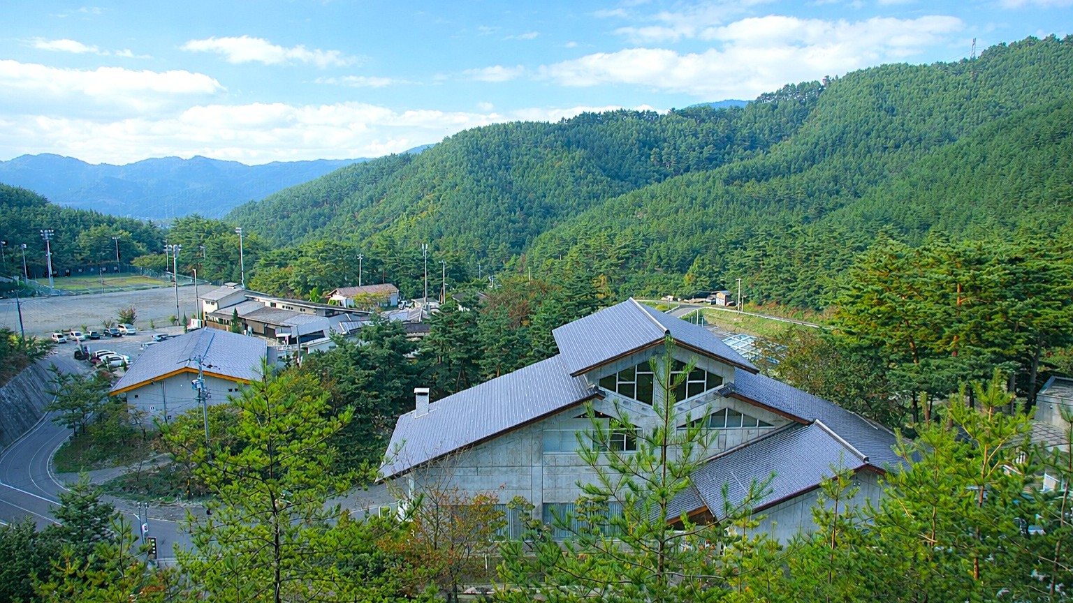 松本の山々に囲まれた自然豊かな場所に松茸山荘はございます