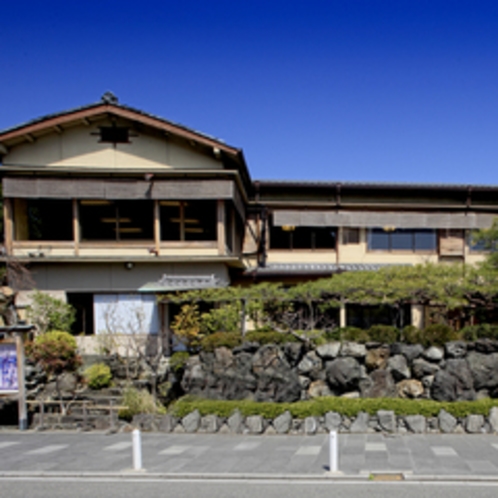 *京都は嵐山の真向かいに佇む全10室の旅館。庭を囲んだ和風数寄屋建築で、客室すべて造りが異なります。