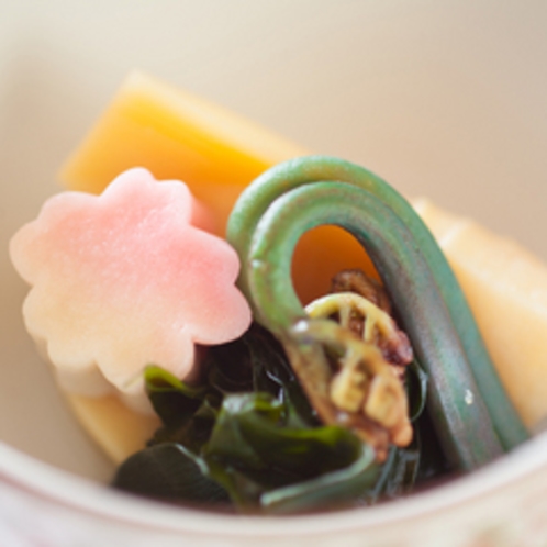 *【夕食一例】地産地消を心がけ、京野菜や旬の厳選食材を使用したお料理をご堪能下さい。