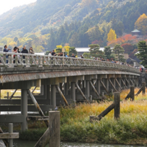 *渡月橋は当館すぐ！四季を彩る嵐山の景色をお楽しみ下さい。