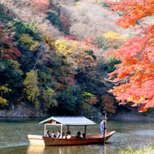 *秋は嵐山が赤や黄色に彩られます。京都の中でも人気の紅葉スポットをぜひ観光してみて下さいね。