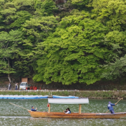 *当館は嵐山を目の前に臨むロケーション。桂川を行き交う船もご覧いただけますよ。