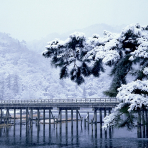 *雪が積もる冬の嵐山はまた違った趣があります。