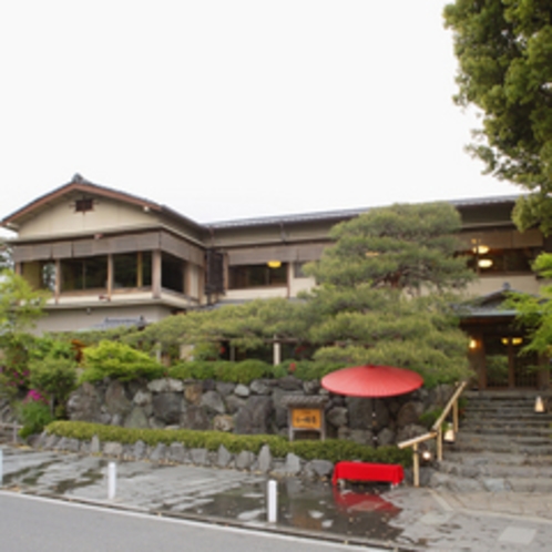 *京都は嵐山の真向かいに佇む全10室の旅館。庭を囲んだ和風数寄屋建築で、客室すべて造りが異なります。