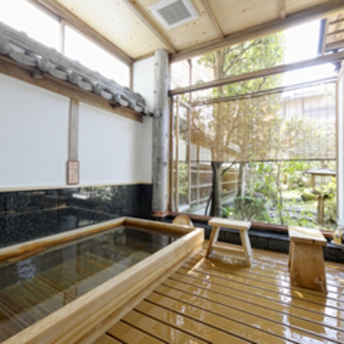 *【和室12帖+次の間6帖一例】お庭に面したお風呂。こちらのお風呂は温泉をお愉しみいただけます。