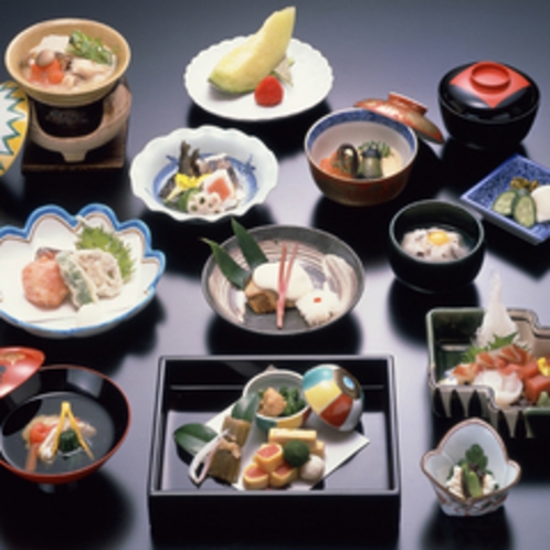 *【夕食一例】地産地消を心がけ、京野菜や旬の厳選食材を使用した京懐石をお部屋にてお召し上がり下さい。
