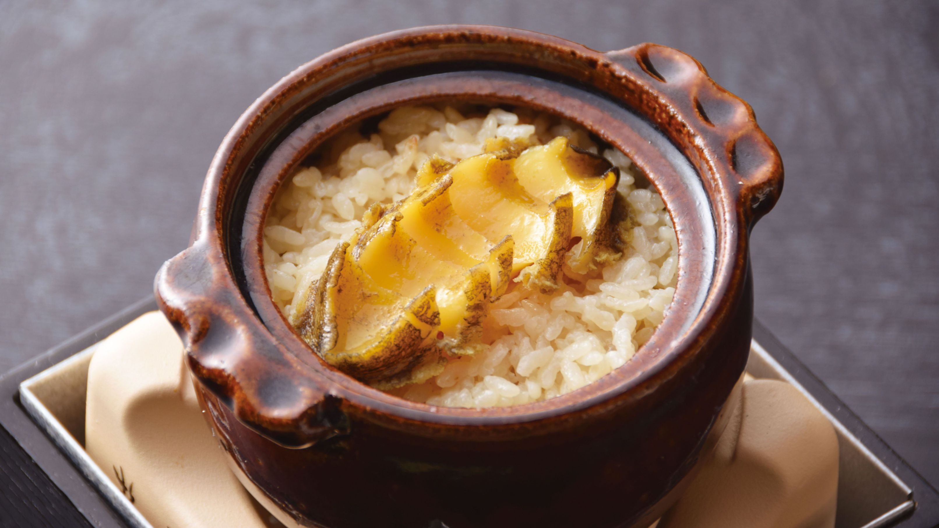 【ご夕食】蝦夷あわび釜めし（冬）／特別御膳・滝本御膳にてご提供