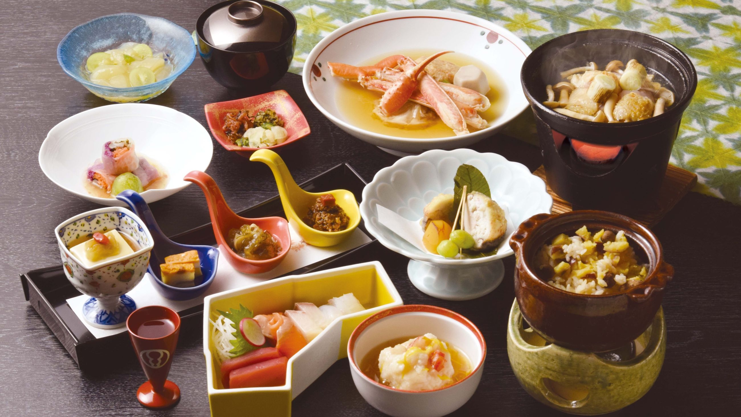 【食事処】旬を感じる会席を半個室のテーブル席で／季節の御膳★☆☆＜湯の里＞