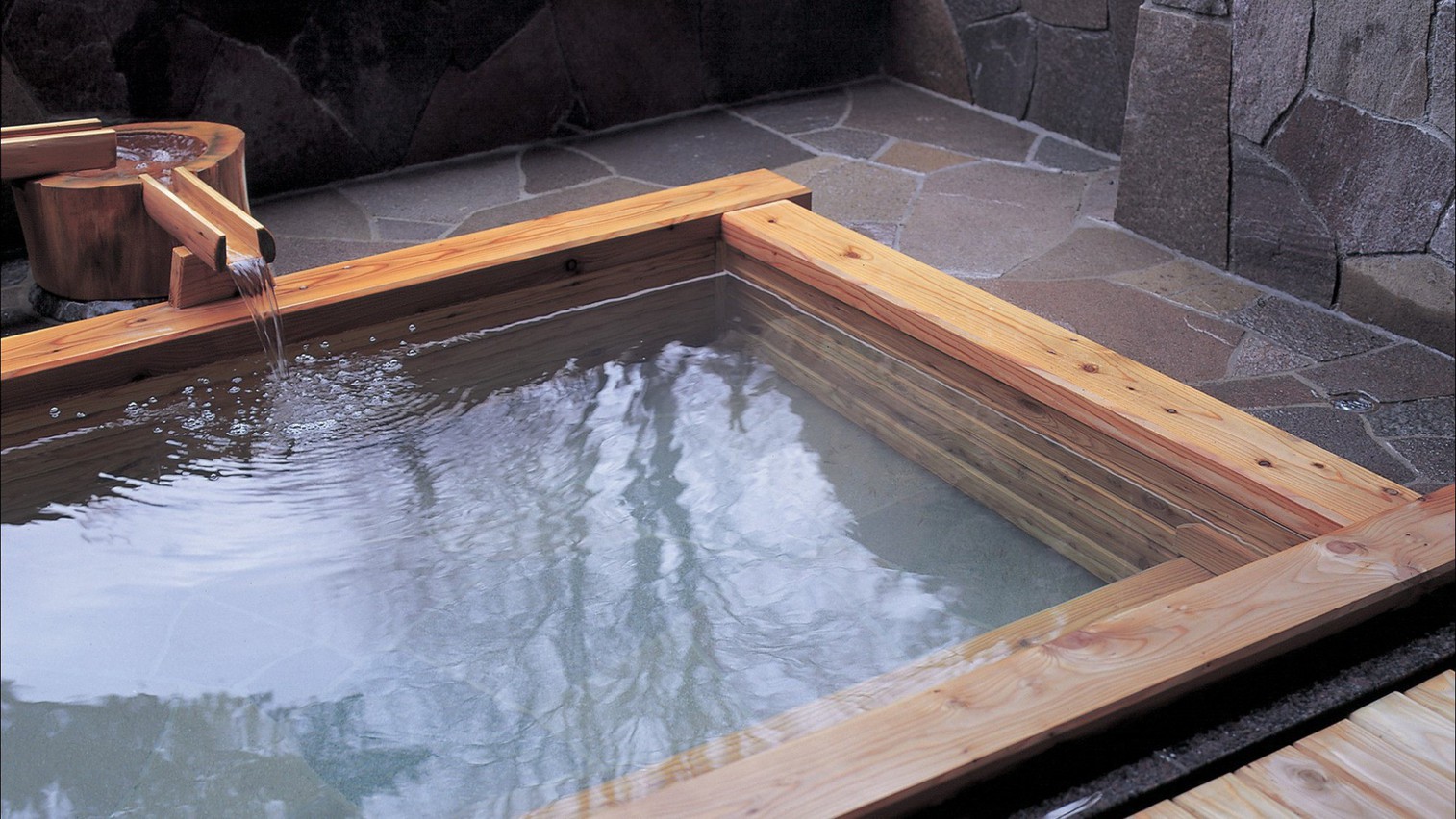 江戸時代から続く名湯を心ゆくまでご堪能ください。【男性浴場/酸性緑ばん泉】