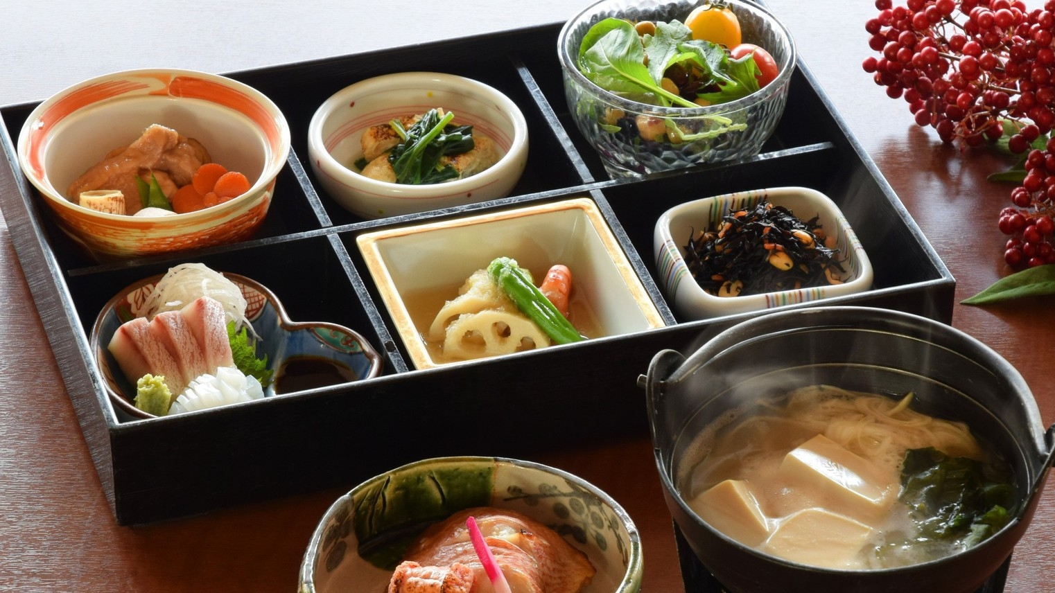 【早割30】10％OFF！上質な旬の味覚満載　当館最上級の会席を食事処で楽しむ／滝本御膳・和朝食