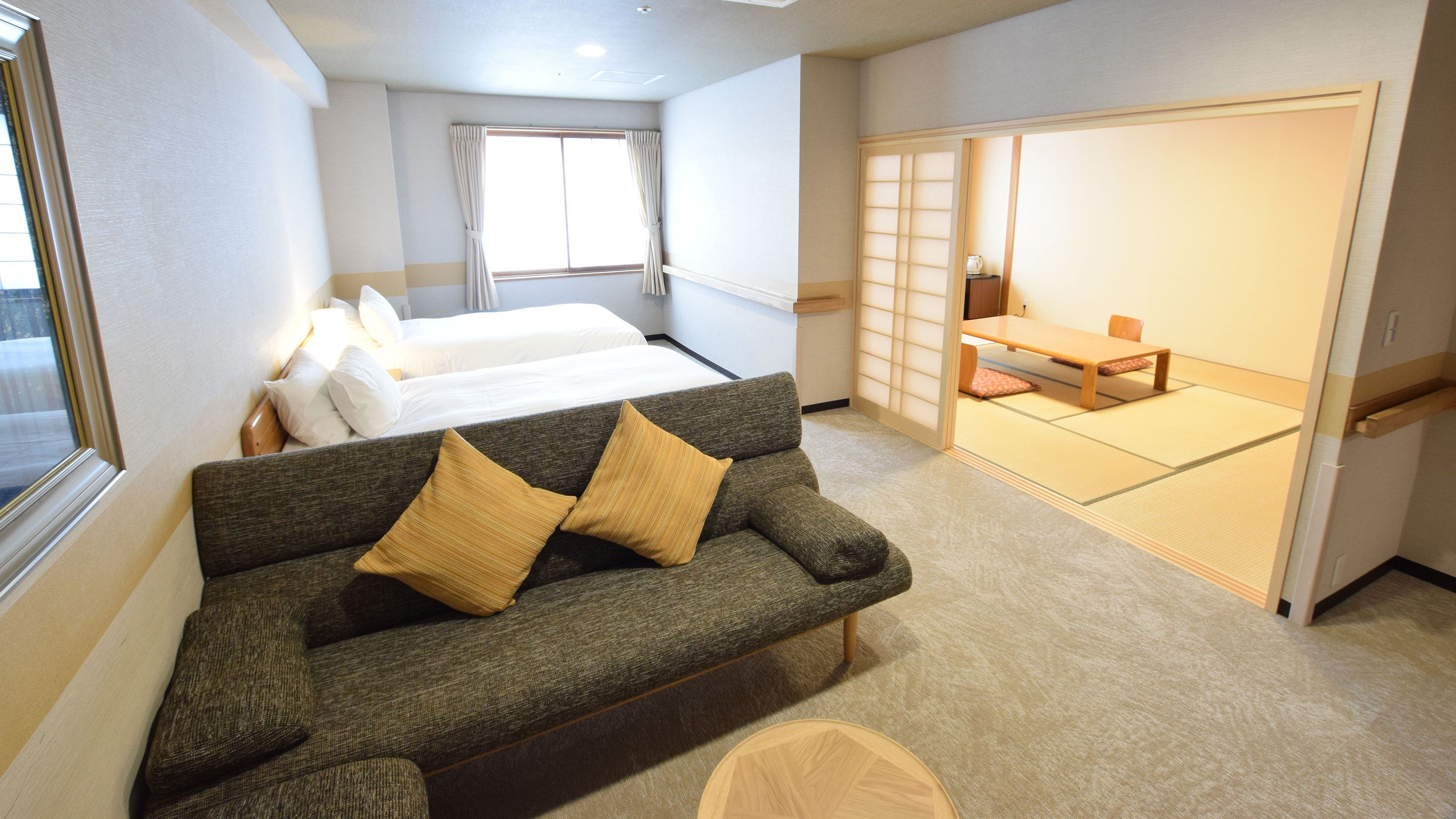 【スタンダード】西館/ユニバーサルルーム／ベッドルームと和室が隣接した設え