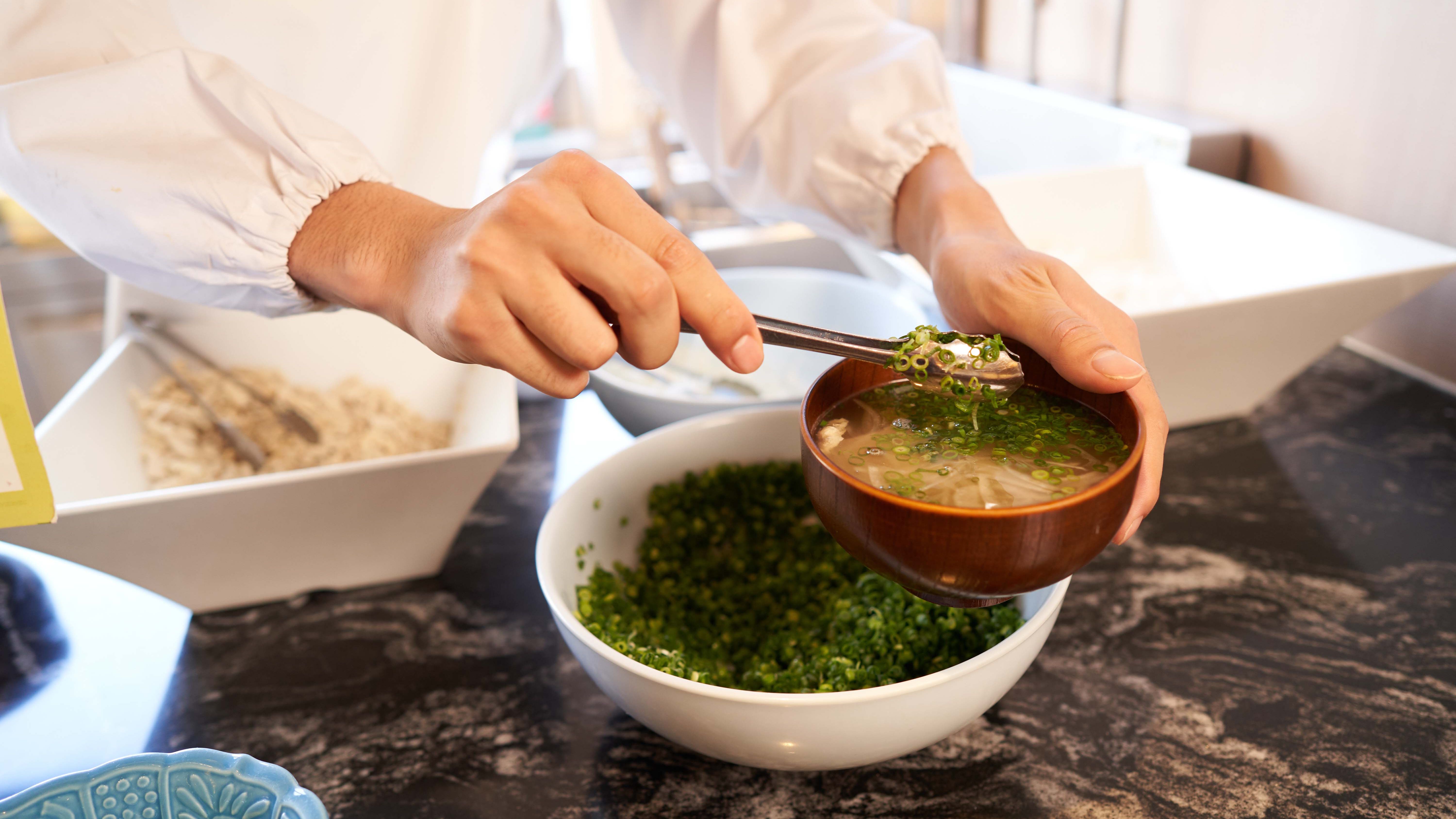 本格的なフォーなど朝から味わう（イメージ）【朝食ビュッフェ】