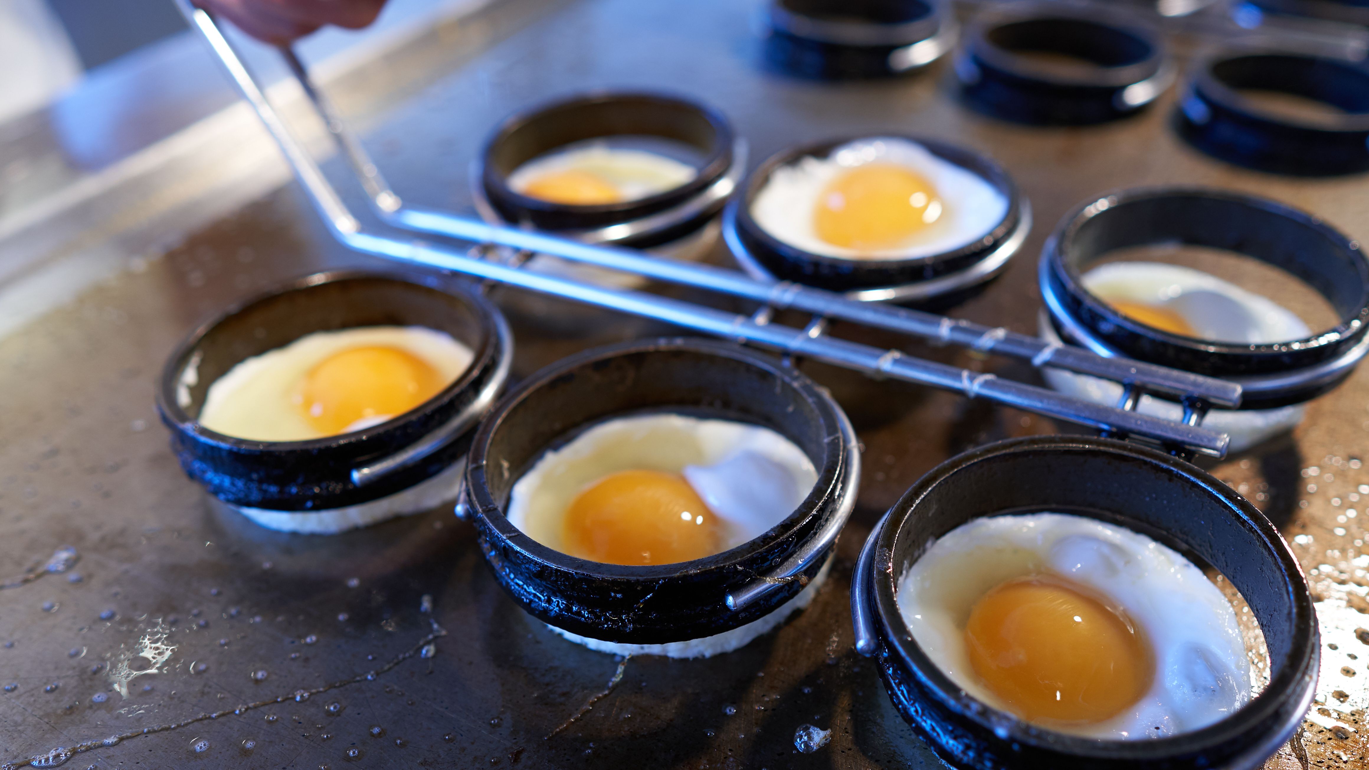 道産米で育った鶏の卵「米艶」を使った目玉焼き（イメージ）【朝食ビュッフェ】