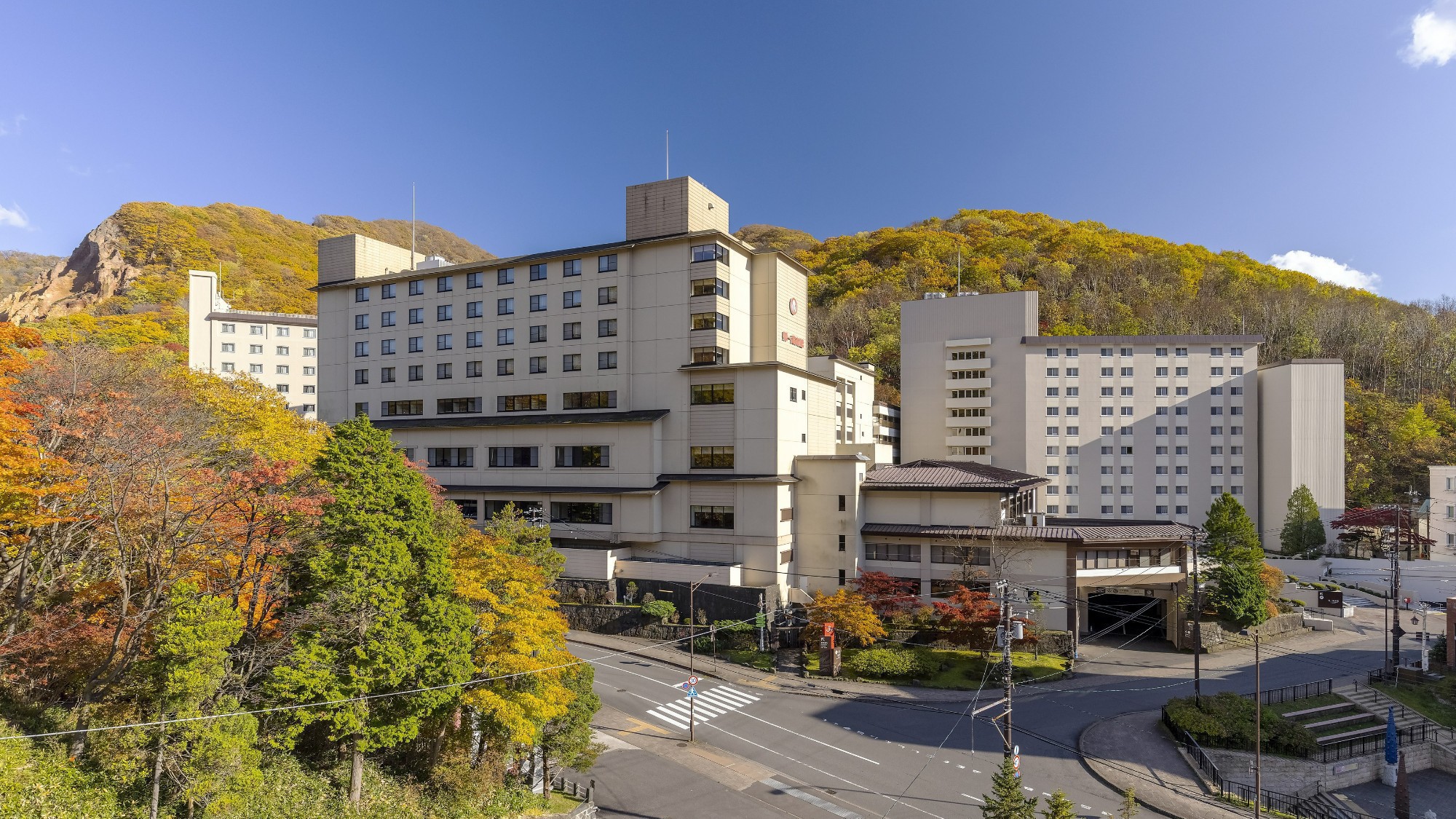 秋色に染まる第一滝本館。この時期限定の秋の味覚も揃っています【外観】