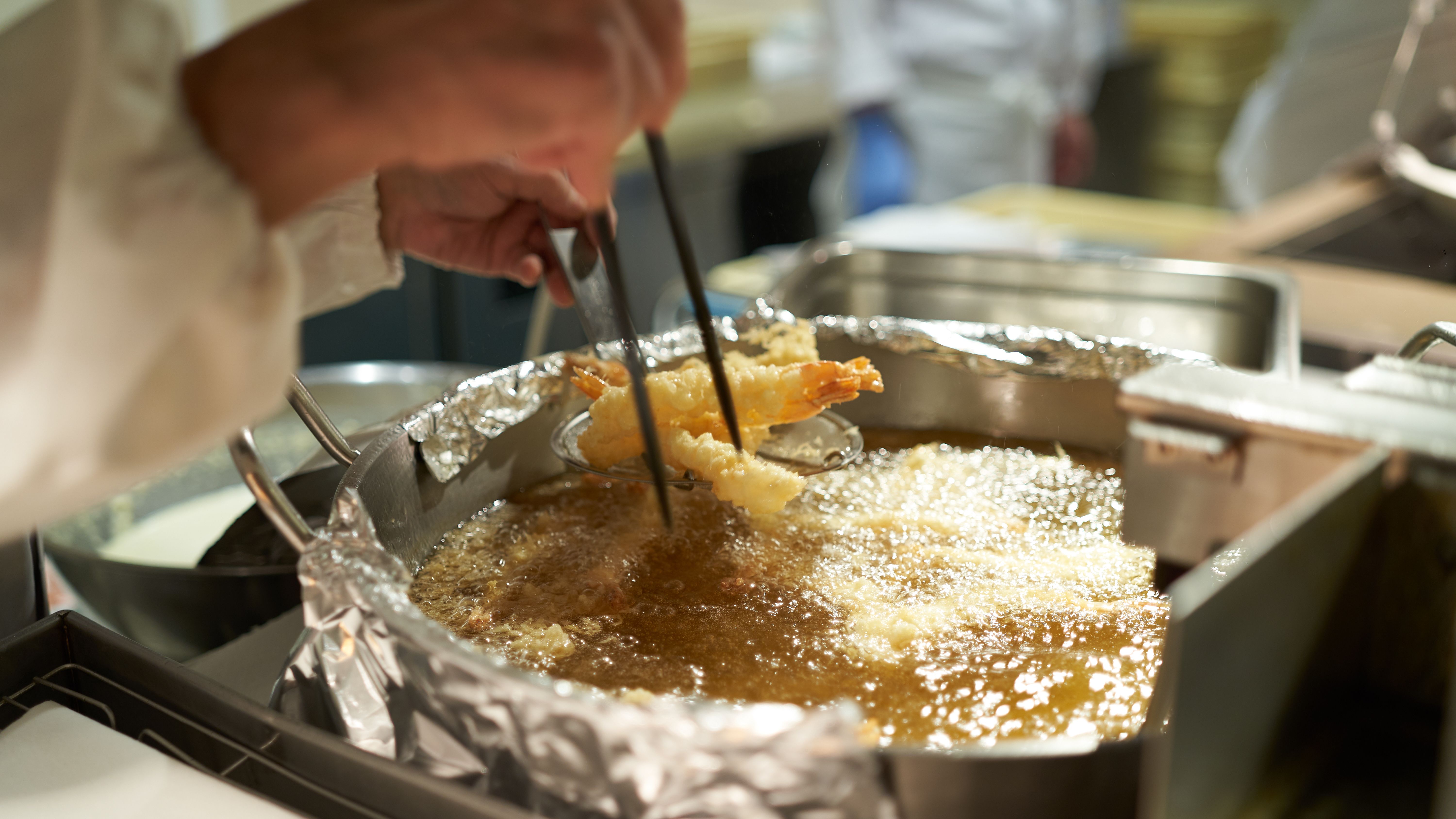 旬の食材を使った天ぷらを揚げたてをご用意（イメージ）【ビュッフェ】