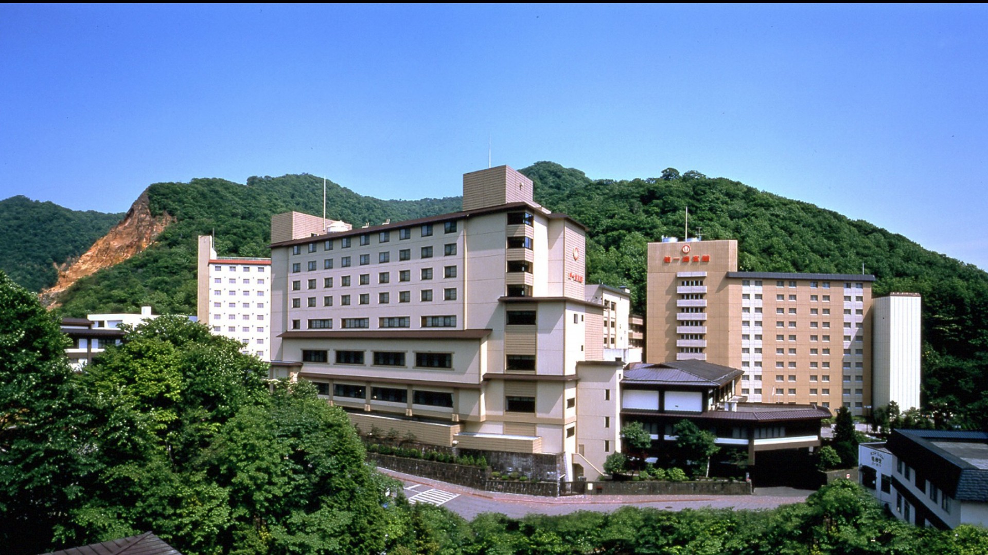 支笏洞爺国立公園内に立地する第一滝本館。地獄谷へも徒歩約５分と好立地。