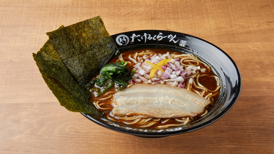 焦がし煮干し醤油らーめんは、煮干しの奥深さも相まって至極の一杯に【ラーメン たけろくらーめん】