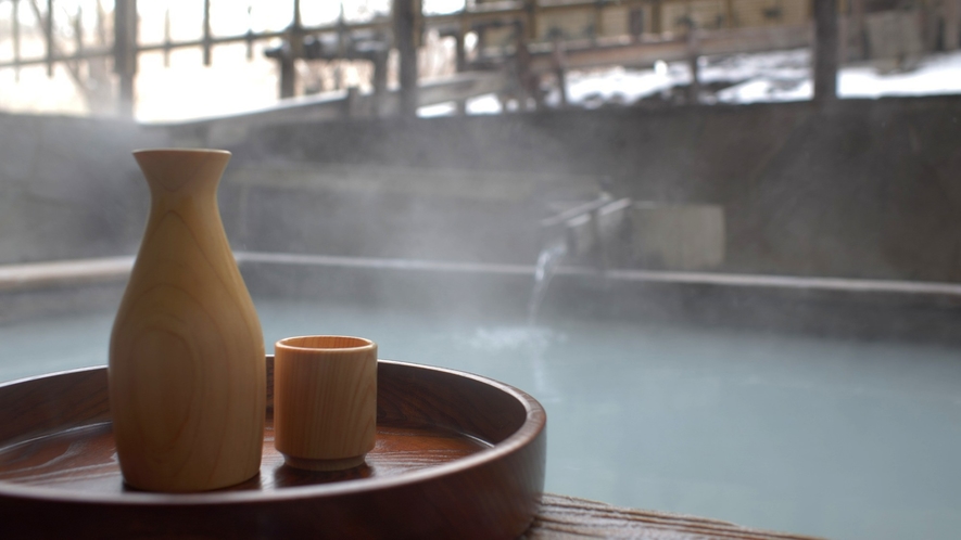 北海道の冬、温かな湯につかりながら飲むお酒の味は格別です。自分へのご褒美へ！【有料/露天で一杯！】