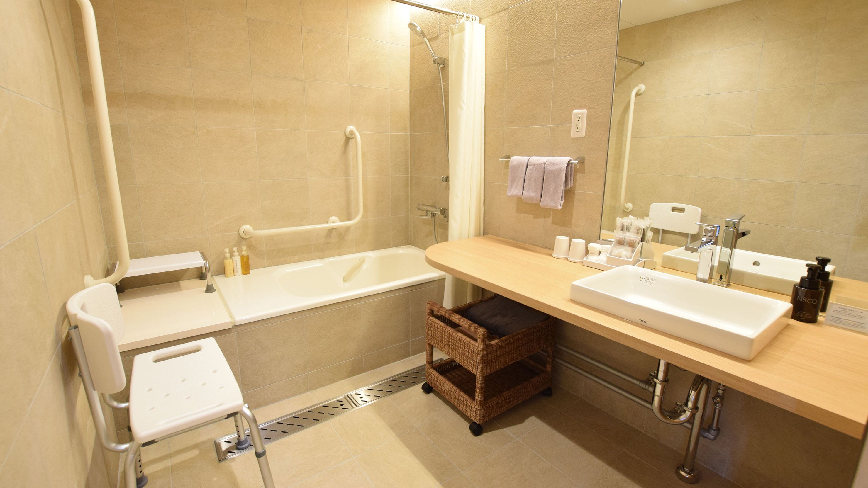 【スタンダード】西館/ユニバーサルルーム／車いすでのご利用を前提にバスルームも広く設計しています