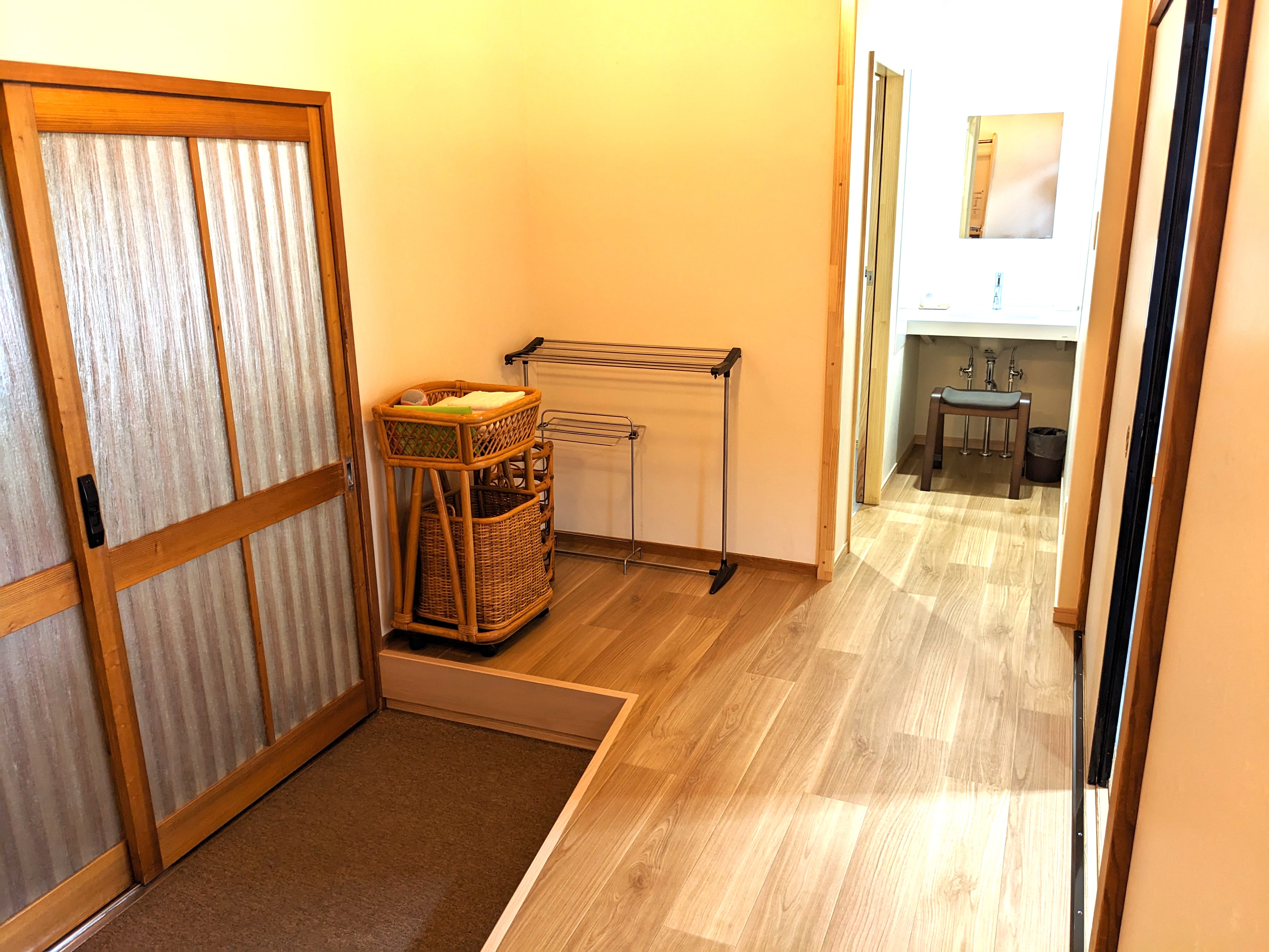 和室　11畳間　アメニティ籠・洗面台