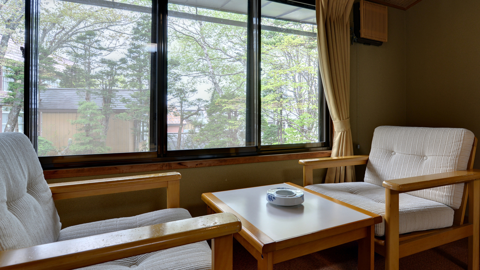 *和室10畳（客室一例）/窓辺の椅子に腰かけて、心地よく吹く長野の新鮮な空気を取り込んで。