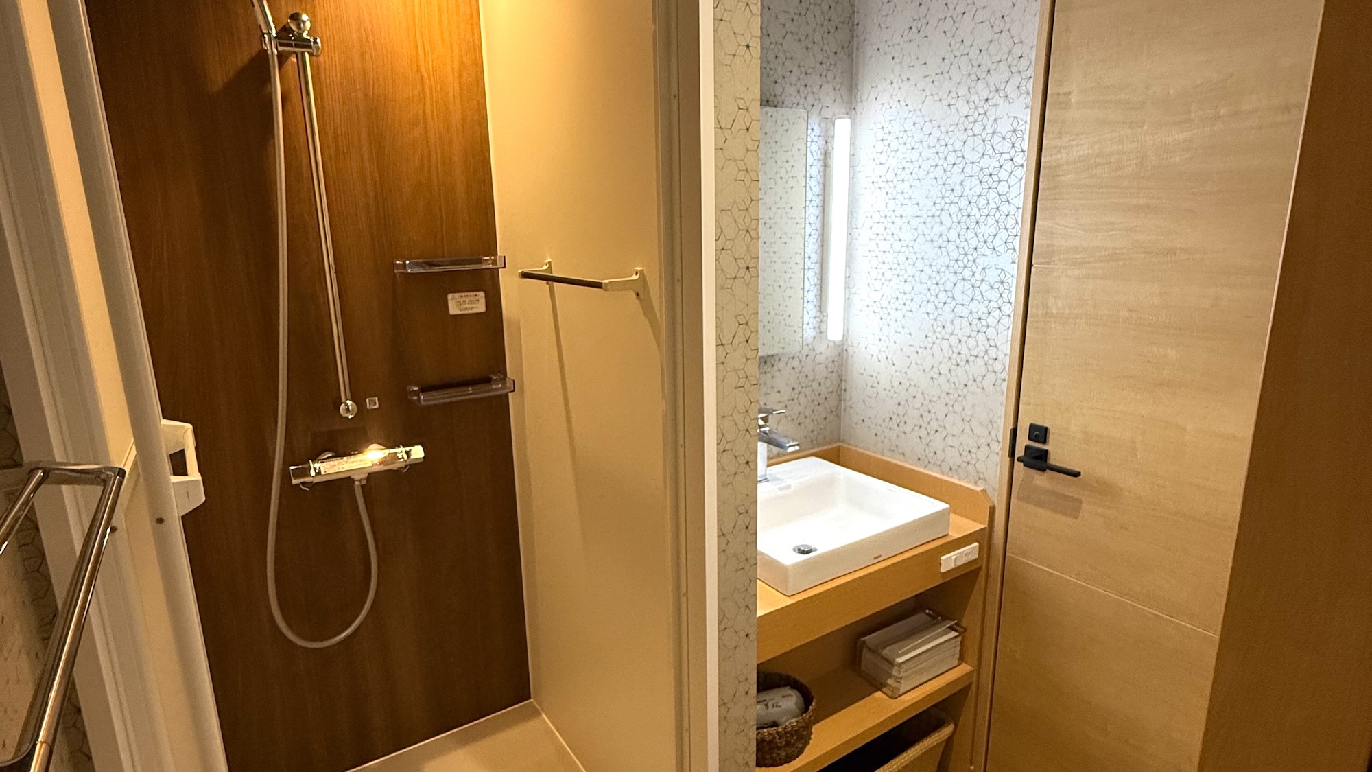 松ぼっくりの間（コンパクトツイン）トイレ、洗面所などの水回りも一新し、新たにシャワーブースを配置