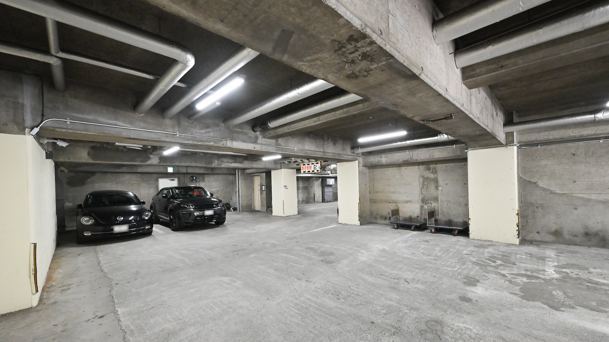 駐車場はフロント階の下、屋内駐車場となります。大切なお車、バイクを雨風、直射日光から防ぎます。