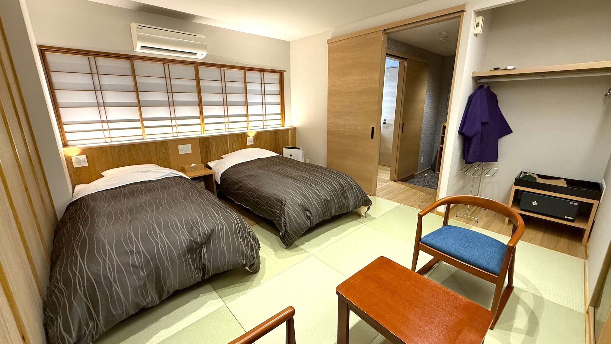 松ぼっくりの間（コンパクトツイン）ベッドはシングルベッドを2台配置。寝具はシモンズ社製のベッドを採用